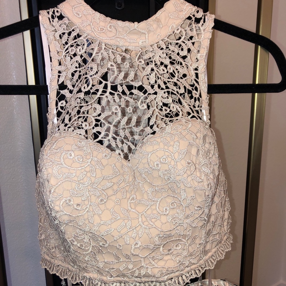 Two piece outfit. Crop top and skirt. - Picture 5 of 7